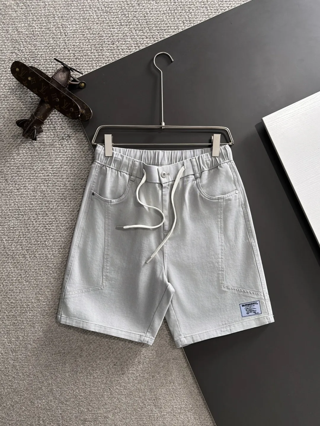 Next day shipment P160 Premium Burberry 2026 Spring/Summer New Arrival elastic band casual shorts, counter-customized fabrics Breathable, high comfort, impeccable details, brand element design concept, reflecting high quality. It feels delicate and soft! It presents a casual cut and the upper body shape is great! Sizes:S-3XL